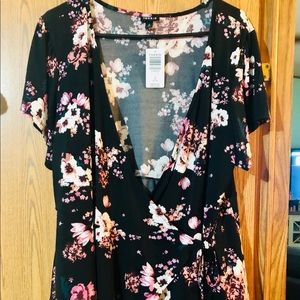 Torrid 3X stretchy tie front wrap top. NWT.